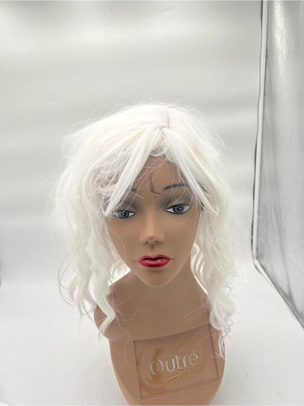 NWOT Women's White Short Wavy Synthetic Wig with Bangs Shoulder Length